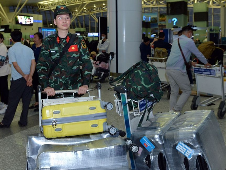 Phóng viên Phạm Văn Hiếu, Báo Quân đội nhân dân, đi cùng đoàn.