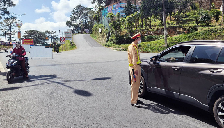 Cảnh sát giao thông hướng dẫn, phân luồng giao thông.