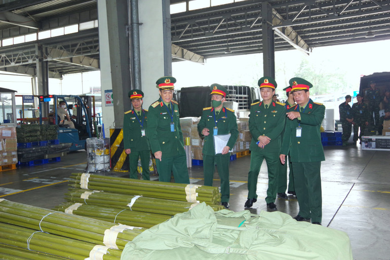 Công tác vận chuyển, bốc xếp được hoàn thành trong sáng 12/2.