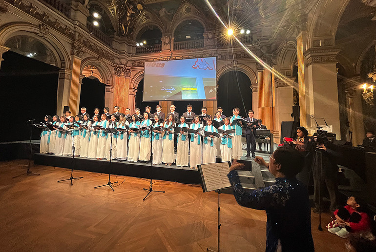 Hợp ca Quê hương của cộng đồng người Việt tại Pháp trình bày hợp xướng "Mùa xuân đầu tiên".