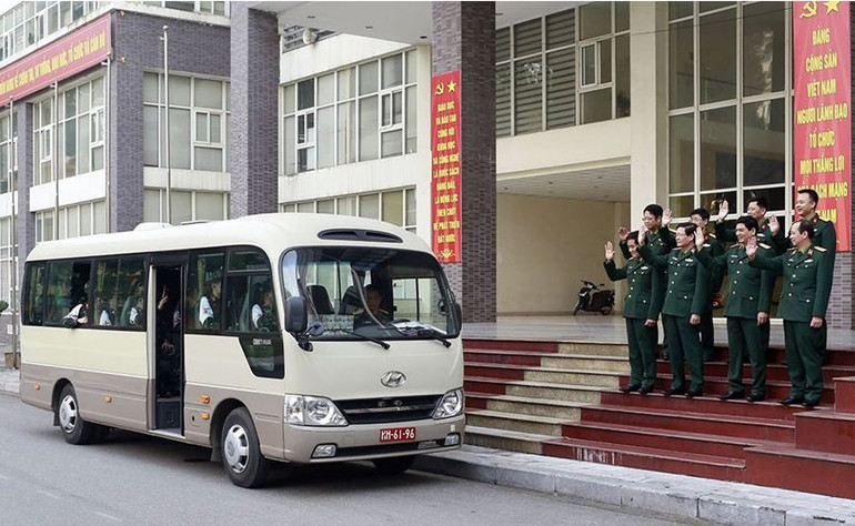 Lãnh đạo Học viện Quân y vẫy tay chào đoàn trước lúc lên đường.
