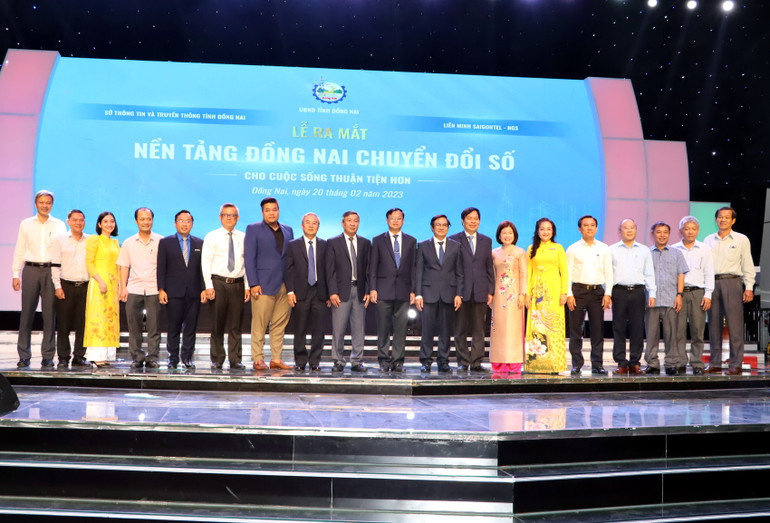 Các đại biểu tham dự lễ ra mắt ứng dụng Đồng Nai chuyển đổi số.