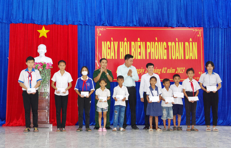 Trao học bổng cho các em học sinh nghèo trên địa bàn khu vực biên giới biển thị xã Vĩnh Châu.