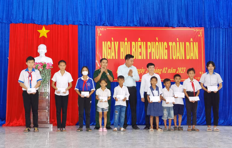 Trao học bổng cho các em học sinh nghèo trên địa bàn khu vực biên giới biển thị xã Vĩnh Châu.