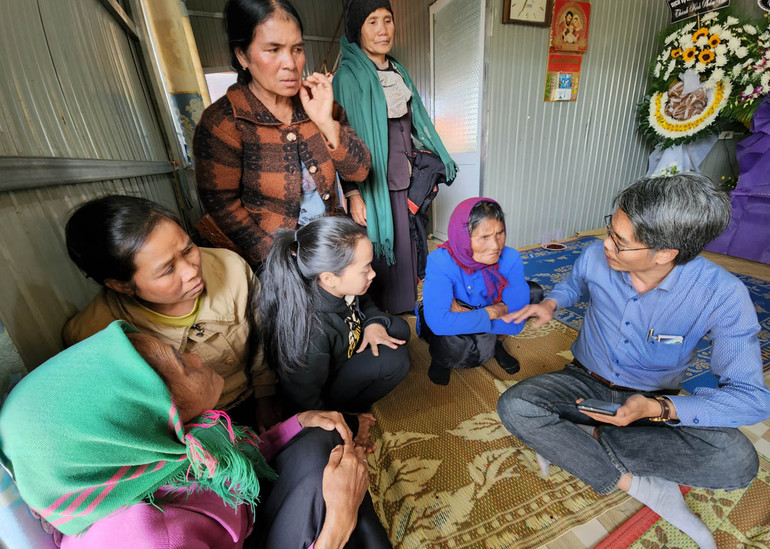 Người thân gia đình ông bà Ya Tạo nén nỗi đau kể lại sự việc. Người thân gia đình ông bà Ya Tạo nén nỗi đau kể lại sự việc.