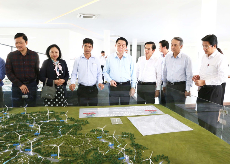 Đồng chí Nguyễn Trọng Nghĩa cùng Đoàn công tác và lãnh đạo tỉnh Ninh Thuận đi thăm Dự án điện gió, điện mặt trời của Tập đoàn Trungnam Group tại huyện Thuận Bắc.