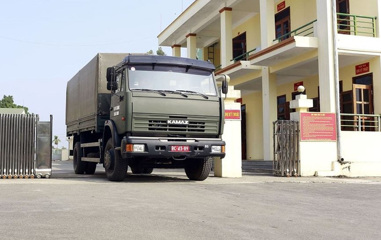 Xe ô-tô rời khỏi Tiểu đoàn 93, Binh chủng Công binh.