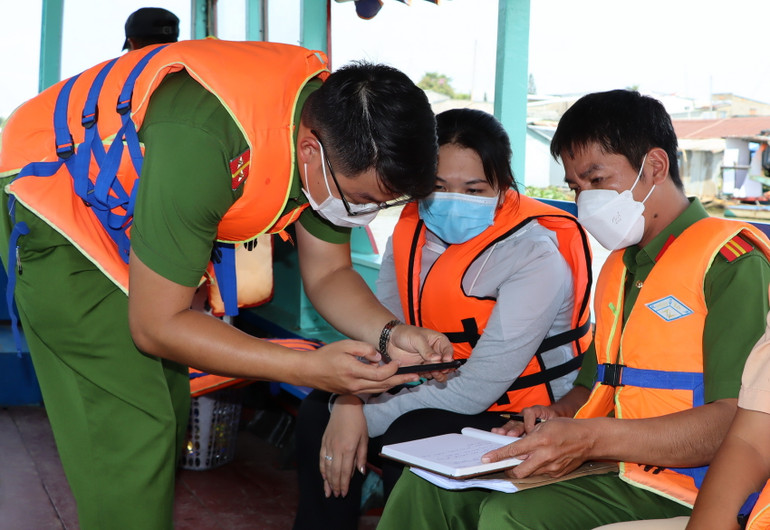 Lực lượng Công an và Viện Kiểm sát nhân dân thành phố Biên Hòa thu thập chứng cứ tại hiện trường phục vụ công tác điều tra. Lực lượng Công an và Viện Kiểm sát nhân dân thành phố Biên Hòa thu thập chứng cứ tại hiện trường phục vụ công tác điều tra.