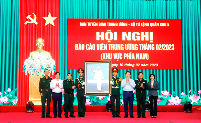 Đồng chí Nguyễn Trọng Nghĩa và đồng chí Phan Xuân Thủy trao tặng bức ảnh Chủ tịch Hồ Chí Minh cho Bộ Tư lệnh Quân khu 5.