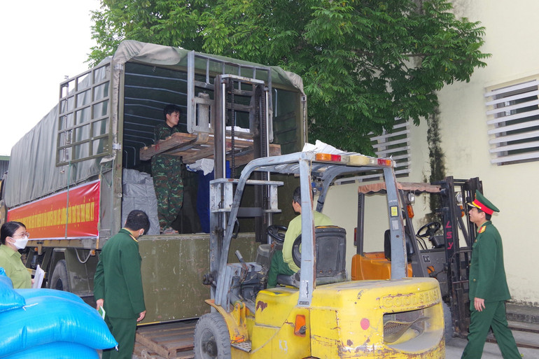 Công tác vận chuyển, bốc xếp được cán bộ, chiến sĩ Lữ đoàn Vận tải 971 thực hiện với tinh thần trách nhiệm cao nhất.