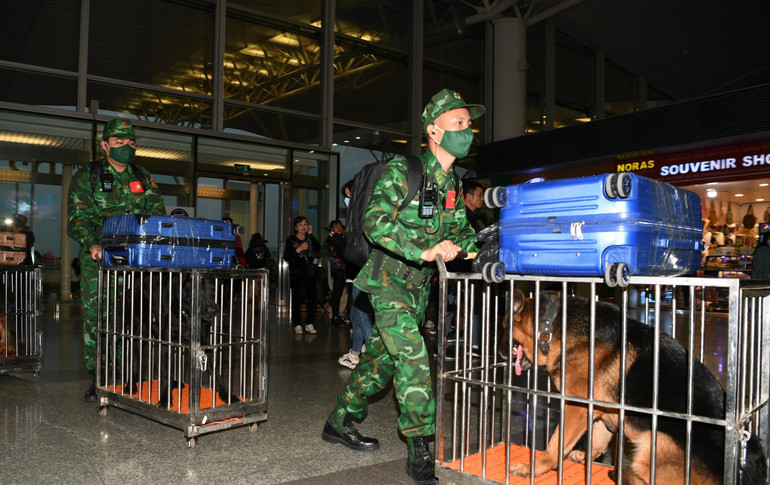 Các quân nhân trong đoàn công tác tập kết tại sân bay Nội Bài để lên đường sang làm nhiệm vụ tại Thổ Nhĩ Kỳ.