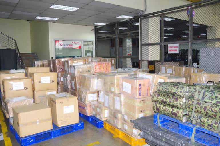 Hàng hóa được tập kết tại kho hàng hóa ở sân bay Nội Bài chuẩn bị vận chuyển sang Thổ Nhĩ Kỳ bằng một chuyến bay riêng.