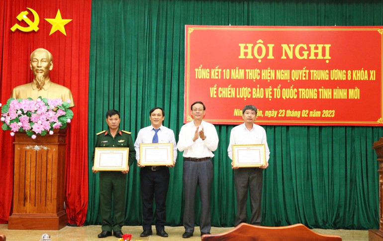 Đồng chí Nguyễn Đức Thanh trao Bằng khen của Ban Chấp hành Đảng bộ tỉnh Ninh Thuận cho 3 tập thể đã có thành tích xuất sắc trong thực hiện Nghị quyết Trung ương 8 khóa XI về Chiến lược bảo vệ Tổ quốc trong tình hình mới.