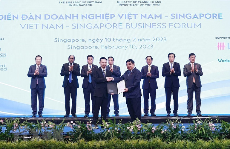 Thủ tướng Phạm Minh Chính chứng kiến trao thỏa thuận hợp tác giữa các cơ quan và doanh nghiệp hai nước.