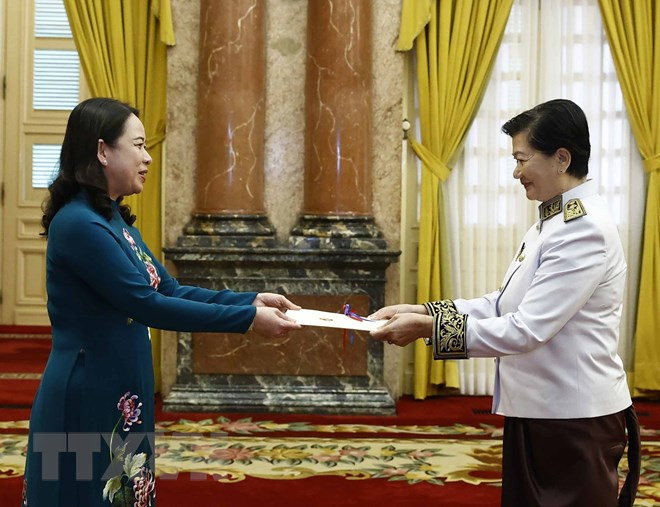 Quyền Chủ tịch nước Võ Thị Ánh Xuân tiếp nhận Quốc thư của Đại sứ Vương quốc Campuchia Chea Kimtha. (Ảnh: TTXVN)