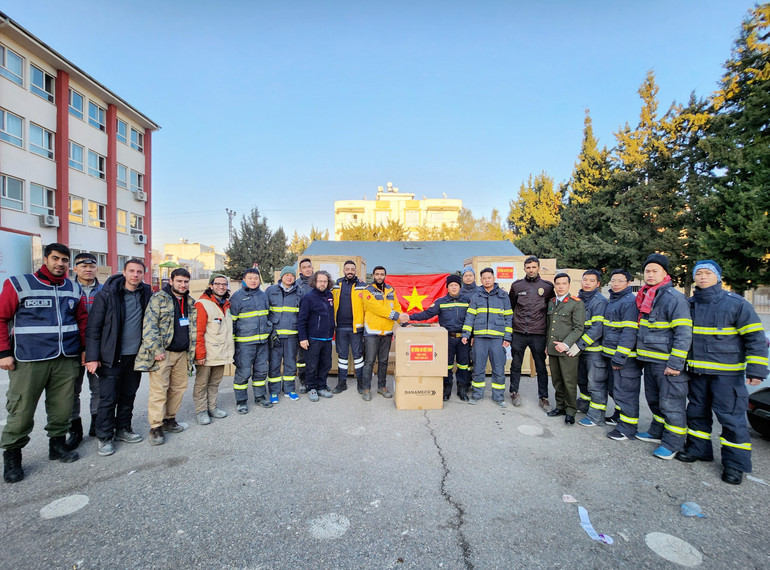 Đội Cứu hộ, cứu nạn Bộ Công an Việt Nam và đội cứu hộ Pakistan sau khi giải cứu thành công một thanh niên 17 tuổi. (Ảnh: Đoàn Cục Phòng cháy, chữa cháy và Cứu nạn, cứu hộ-Bộ Công an từ Thổ Nhĩ Kỳ cung cấp) Đội Cứu hộ, cứu nạn Bộ Công an Việt Nam và đội cứu hộ Pakistan sau khi giải cứu thành công một thanh niên 17 tuổi. (Ảnh: Đoàn Cục Phòng cháy, chữa cháy và Cứu nạn, cứu hộ-Bộ Công an từ Thổ Nhĩ Kỳ cung cấp)