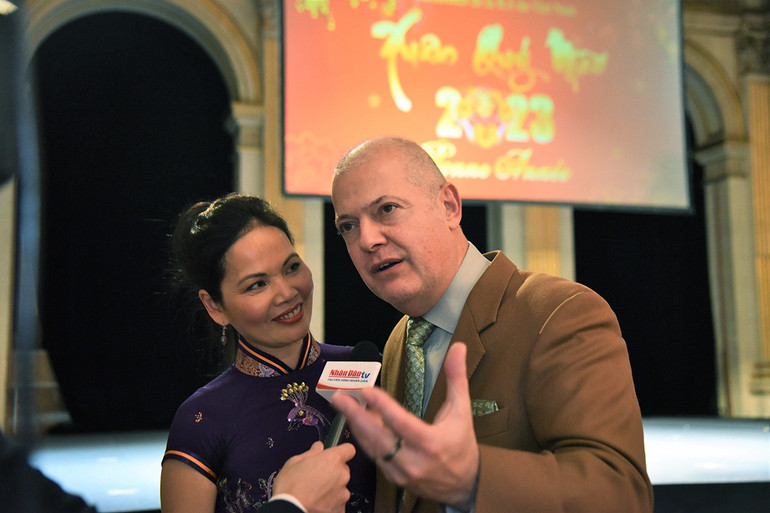 Ông Bertrand de Hartingh và bà Hương Lan chia sẻ cảm xúc đón Tết cổ truyền ở Pháp.