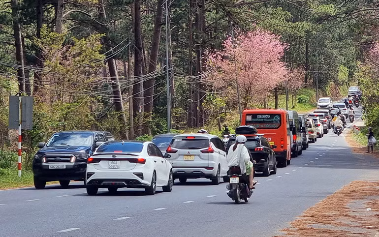 Trên tuyến đèo Prenn dịp Tết Nguyên đán 2023.