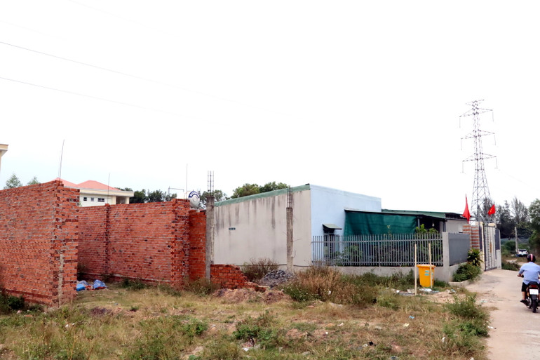 Nhà xây dựng trái phép dưới đường dây điện cao áp ở thị trấn Hiệp Phước, huyện Nhơn Trạch.