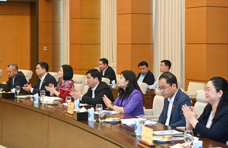 Các đại biểu dự cuộc họp.