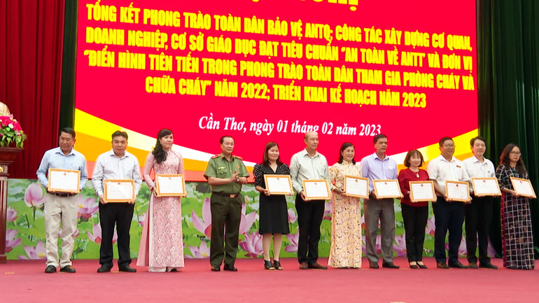 Công an thành phố Cần Thơ khen thưởng tập thể, cá nhân tiêu biểu trong phong trào quần chúng bảo vệ an ninh Tổ quốc. Công an thành phố Cần Thơ khen thưởng tập thể, cá nhân tiêu biểu trong phong trào quần chúng bảo vệ an ninh Tổ quốc.