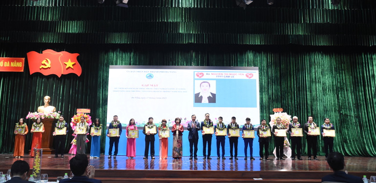 Đà Nẵng trao giải thưởng "Tỏa sáng blouse trắng"tri ân đội ngũ y, bác sĩ.