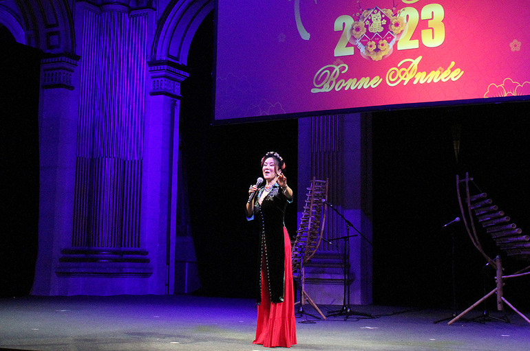 Ca sĩ Hồng Nhung từ Việt Nam sang góp vui với bài hát "Hoa cỏ mùa xuân."