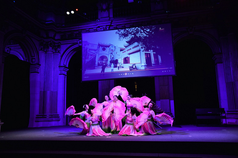 Tiết mục múa của các nghệ sĩ trong cộng đồng người Việt ở Pháp.