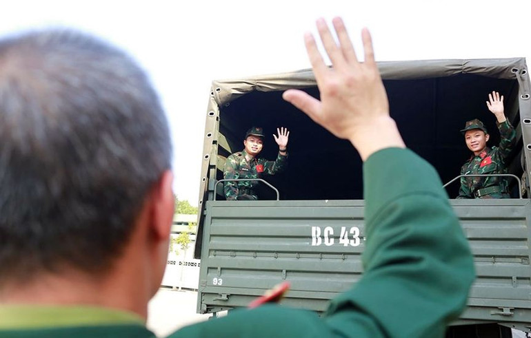 Đồng đội vẫy tay chào tạm biệt tại Tiểu đoàn 93, Binh chủng Công binh trước lúc lên đường.