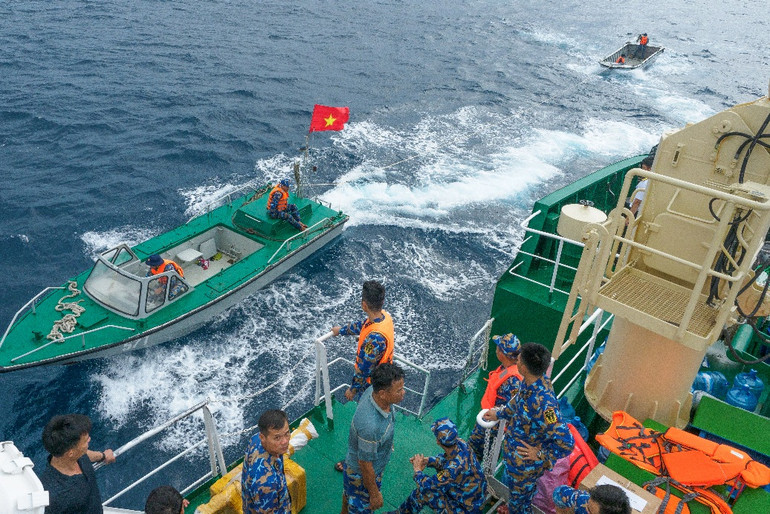 Những chuyến xuồng chuyển tiếp nối tiếp nhau vận chuyển nhu yếu phẩm từ tàu vào đảo.