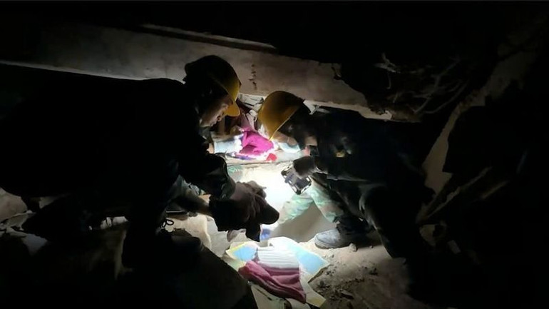 Mất điện, chỉ chiếu sáng bằng đèn pin, đèn tích điện, tầm quan sát hạn chế… bao khó khăn, nguy hiểm trực chờ nhưng không ngăn được ý chí, quyết tâm và hiệu quả công việc của các lực lượng đang làm nhiệm vụ cứu hộ, cứu nạn. (Ảnh: Báo Quân đội nhân dân)