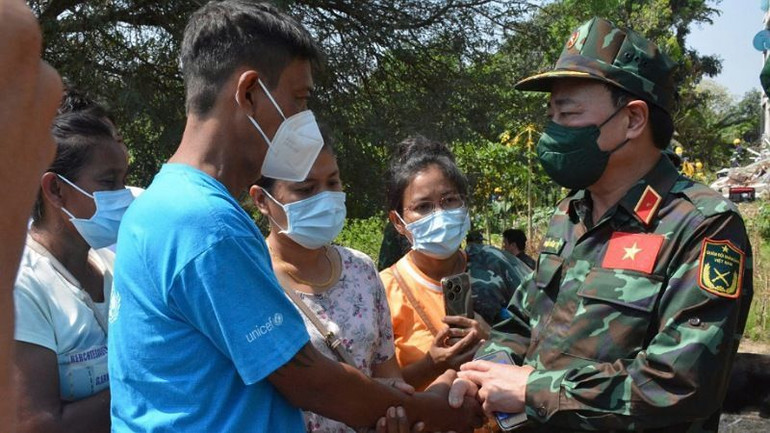 Thiếu tướng Phạm Văn Tỵ, Phó Cục trưởng Cục Cứu hộ-Cứu nạn, Bộ Tổng Tham mưu Quân đội nhân dân Việt nam, Trưởng đoàn cứu hộ, cứu nạn Quân đội Việt Nam tại Myanmar động viên người dân Myanmar. (Ảnh: Báo Quân đội nhân dân)