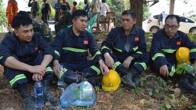 Phút nghỉ ngơi của lực lượng cứu hộ, cứu nạn Quân đội Việt Nam. (Ảnh: Báo Quân đội nhân dân)
