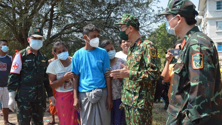 Nhận thi thể của cha được Bộ đội Việt Nam đưa ra từ đống đổ nát, con trai cụ U Maung Tin xúc động nói: "Tôi đã nghĩ là không thể đưa được cha tôi ra ngoài, vậy mà các bạn đã làm được. Tôi xúc động không biết nói gì hơn. Xin cảm ơn các bạn rất nhiều". (Ảnh: Báo Quân đội nhân dân)