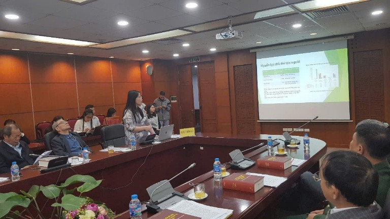 Tiến sĩ Trần Hồng Thu (Viện Dân tộc học) trình bày tham luận “Phát triển sinh kế tộc người ở vùng biên giới Việt Lào tại tỉnh Quảng Nam: Một số vấn đề đặt ra và khuyến nghị chính sách”.