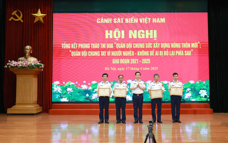 Trung tướng Bùi Quốc Oai trao Bằng khen cho các tập thể, cá nhân có thành tích xuất sắc.