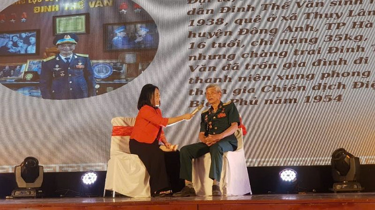 Đại tá Đinh Thế Văn, Anh hùng Lực lượng vũ trang nhân dân, đã chỉ huy Tiểu đoàn 77 Tên lửa, Trung đoàn 257, Sư đoàn Phòng không 361, bắn rơi 4 máy bay B-52 của Mỹ. Đại tá Đinh Thế Văn, Anh hùng Lực lượng vũ trang nhân dân, đã chỉ huy Tiểu đoàn 77 Tên lửa, Trung đoàn 257, Sư đoàn Phòng không 361, bắn rơi 4 máy bay B-52 của Mỹ.