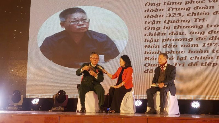 Hai cựu chiến binh, sinh viên Lê Xuân Tường và Nguyễn Xuân Thuần xếp bút nghiên ra trận. Hai cựu chiến binh, sinh viên Lê Xuân Tường và Nguyễn Xuân Thuần xếp bút nghiên ra trận.