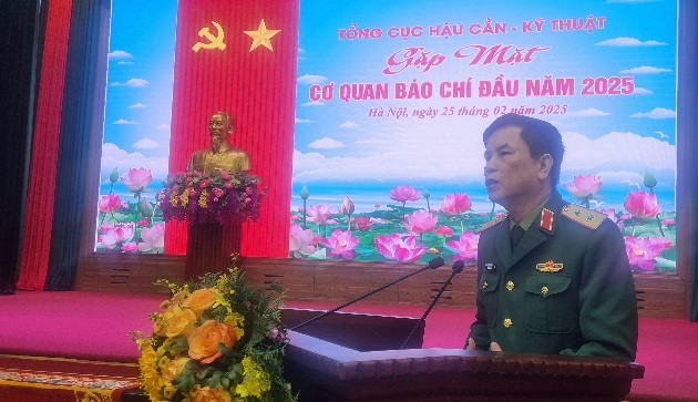 Trung tướng Đỗ Văn Thiện, Bí thư Đảng ủy, Chính ủy Tổng cục Hậu cần - Kỹ thuật, phát biểu ý kiến tại buổi gặp mặt.