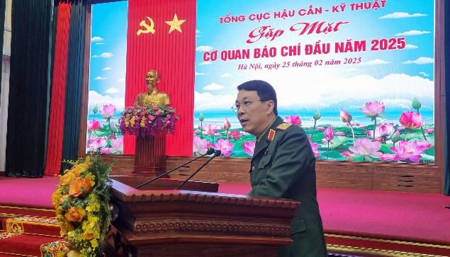 Thiếu tướng Nguyễn Xuân Thủy, Phó Cục trưởng Cục Tuyên huấn, Tổng cục Chính trị Quân đội nhân dân Việt Nam phát biểu tại buổi gặp mặt.