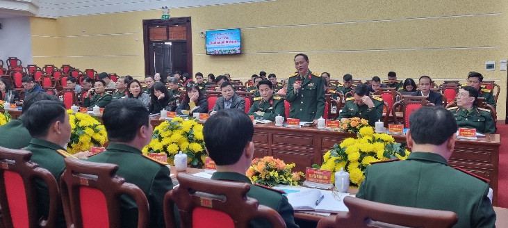 Đại tá Lê Ngọc Long, Phó Tổng Biên tập Báo Quân đội nhân dân phát biểu tại buổi gặp mặt.