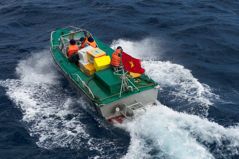 Một chuyến chuyển hàng hóa và nhu yếu phẩm vào đảo.