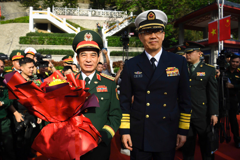 Bộ trưởng Đổng Quân đón Bộ trưởng Phan Văn Giang tại đường phân định biên giới hai nước Việt Nam-Trung Quốc. (Ảnh: SƠN TÙNG) Bộ trưởng Đổng Quân đón Bộ trưởng Phan Văn Giang tại đường phân định biên giới hai nước Việt Nam-Trung Quốc. (Ảnh: SƠN TÙNG)