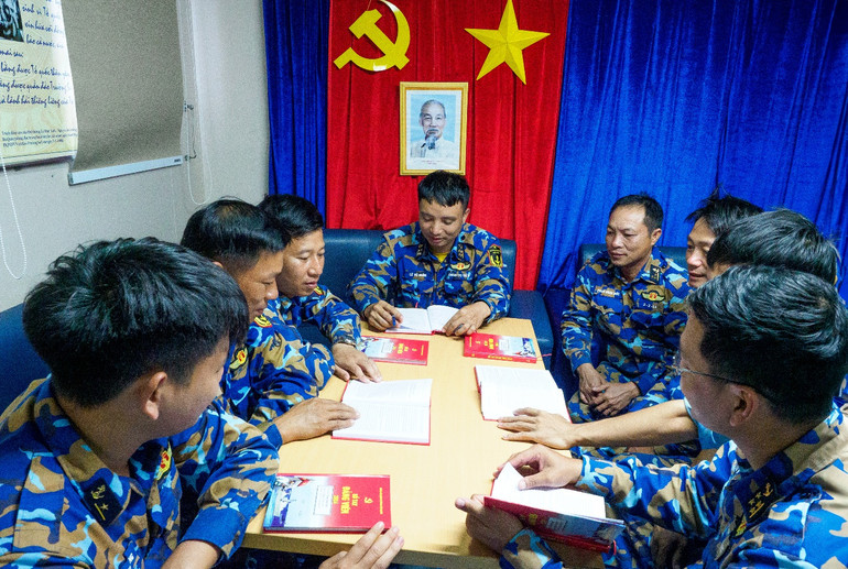 Cứ trước và sau mỗi chuyến công tác, chi bộ đảng trên tàu 571 luôn quán triệt tinh thần công tác tới từng đảng viên và chiến sĩ, họp triển khai và rút kinh nghiệm sau mỗi chuyến đi dài ngày, bảo đảm thực hiện tốt cho những chuyến khơi xa.