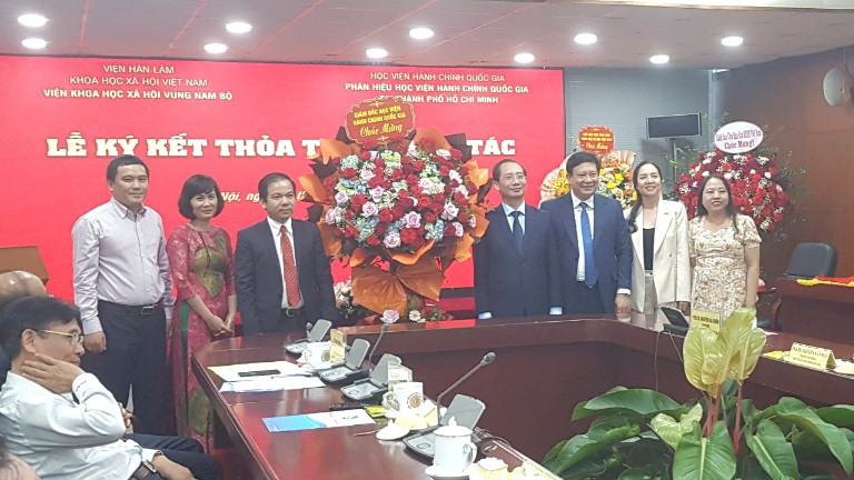 Các đại biểu chụp ảnh chúc mừng Lễ ký kết thỏa thuận hợp tác.