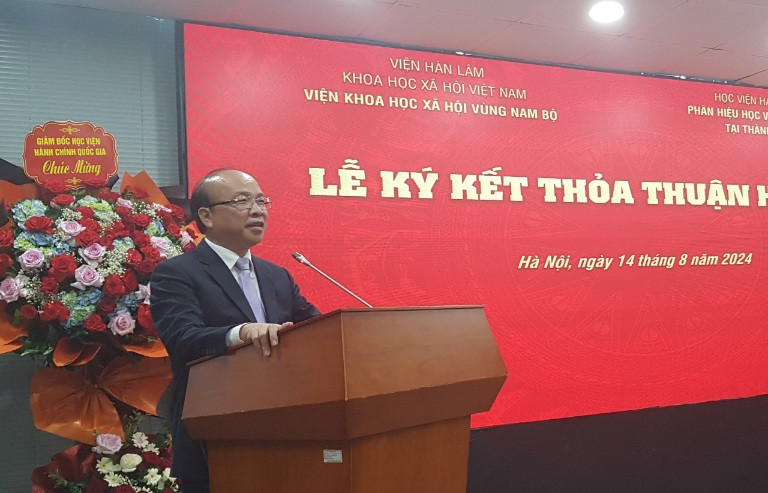 Tiến sĩ Phan Chí Hiếu, Chủ tịch Viện Hàn lâm Khoa học xã hội Việt Nam phát biểu tại lễ ký kết.