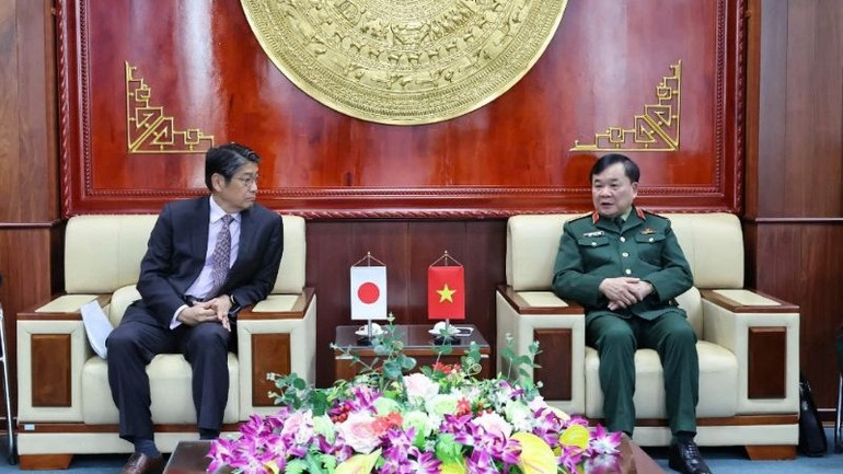 Thượng tướng Hoàng Xuân Chiến và Đại sứ Ito Naoki trao đổi về Dự án: Cung cấp trang thiết bị rà phá bom, mìn.