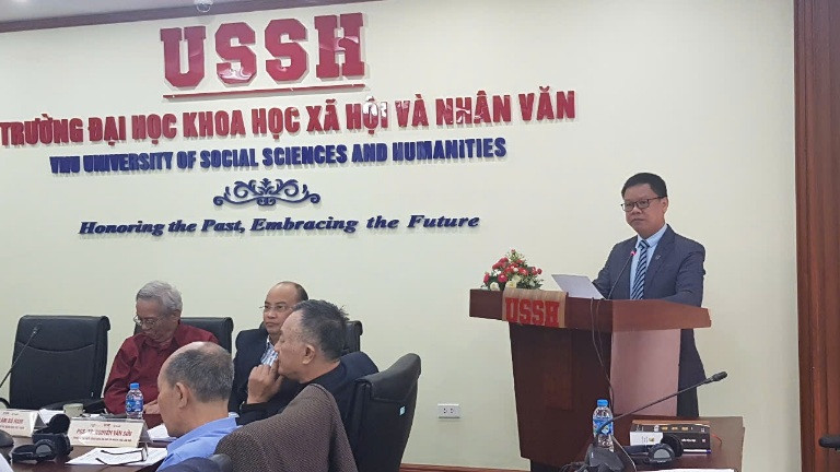 Giáo sư, Tiến sĩ Lại Quốc Khánh, Phó Hiệu trưởng Trường đại học Khoa học Xã hội và Nhân văn, phát biểu khai mạc hội thảo.