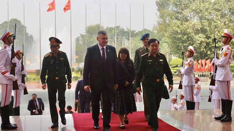 Hai bên bước vào phòng hội đàm. Hai bên bước vào phòng hội đàm.