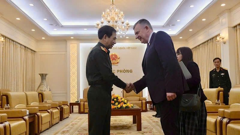 Đại tướng Phan Văn Giang chúc mừng Thứ trưởng Quốc phòng Cộng hòa Ba Lan Pawel Bejda cùng đoàn đến thăm và làm việc Việt Nam.
